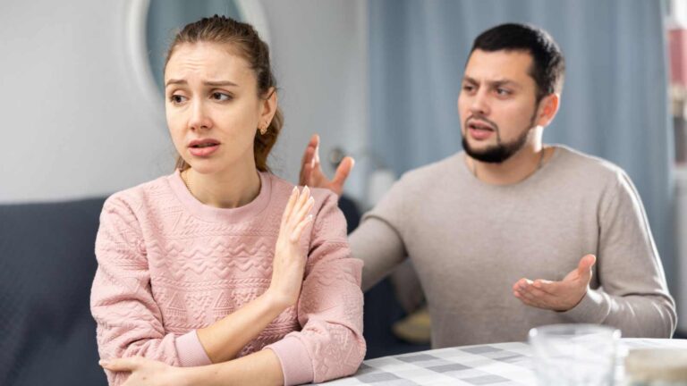 6 Everyday Habits That Quietly Make Women Lose Interest in Men