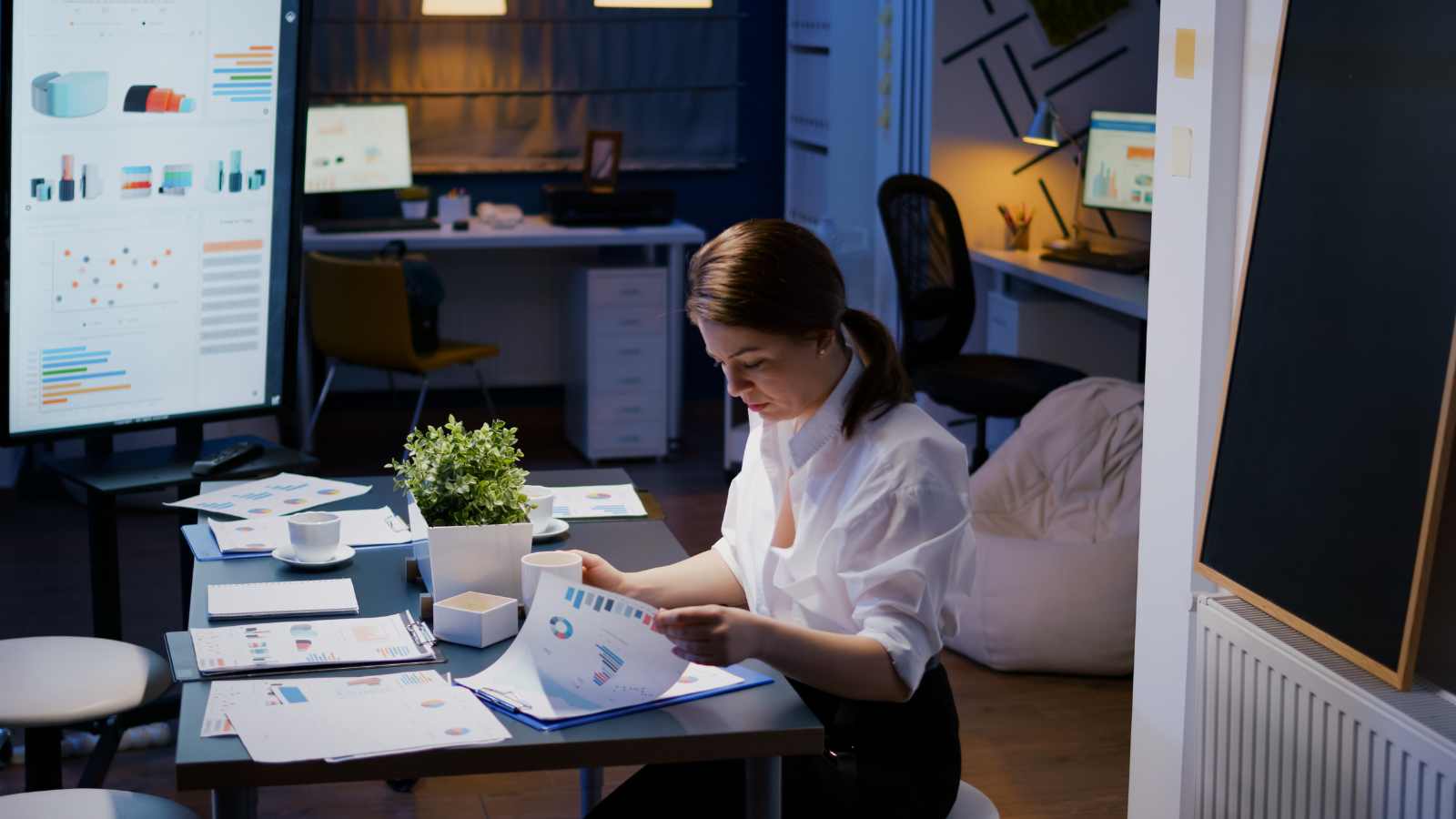 Steady Night Jobs You Can Do From Home (Not Glamorous, But Reliable)