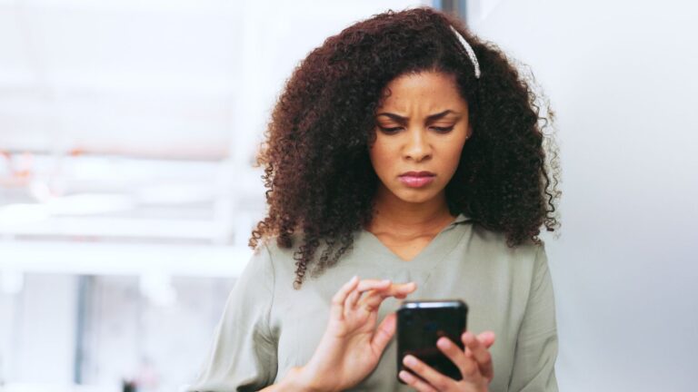 5 Texting Red Flags That Could Be Undermining Your Relationship