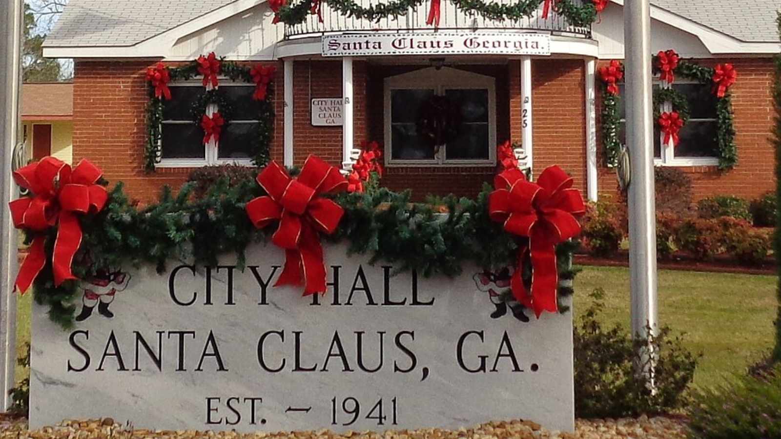 Fascinating Towns with Christmas-Inspired Names (But No Holiday Connection)