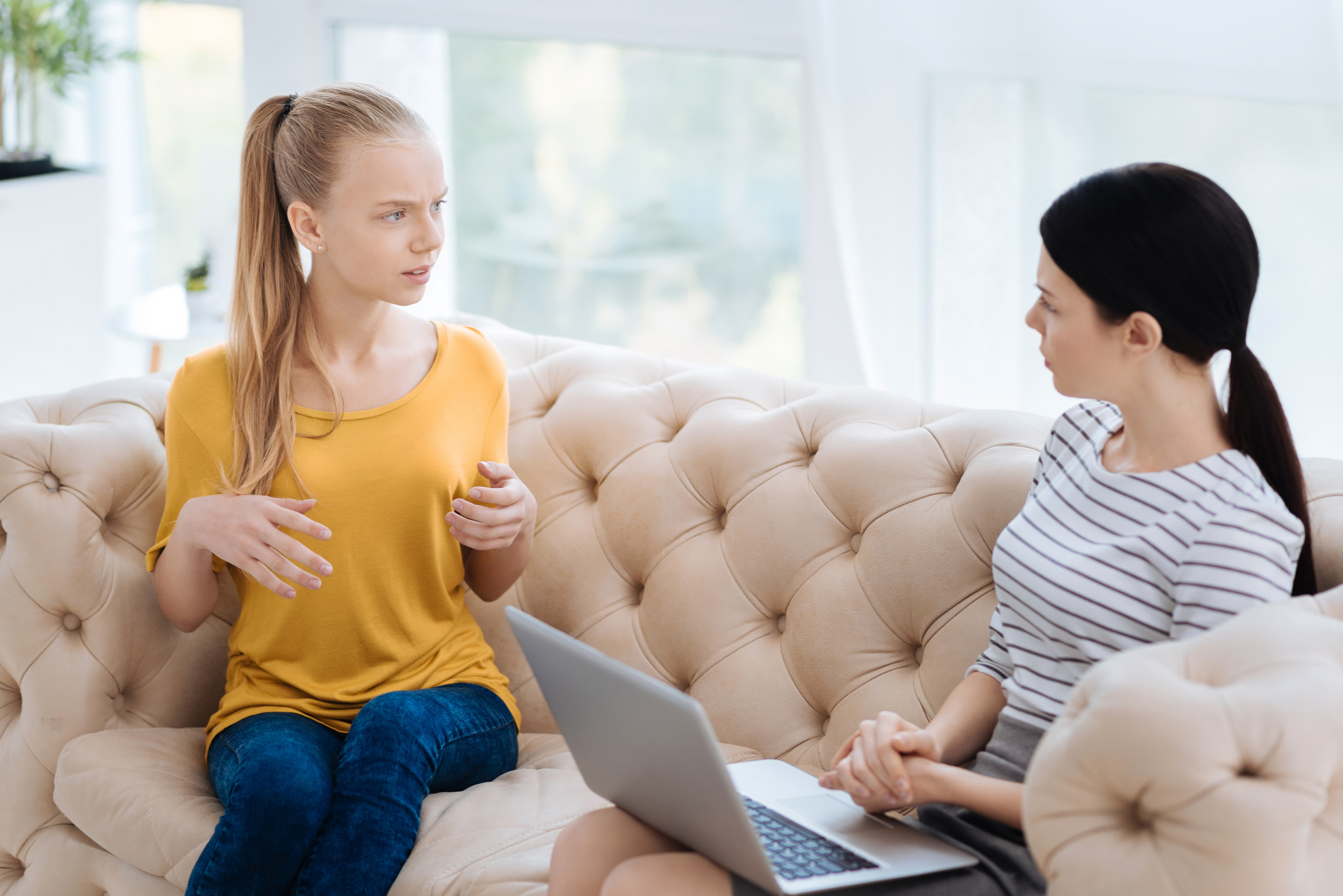 6 Subtle Behaviors That Instantly Turn People Off