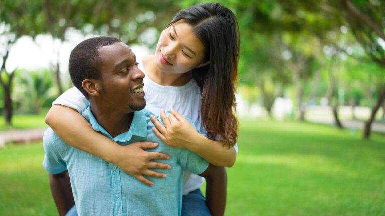 8 Green Flags in a Relationship That Show You’re on the Right Path