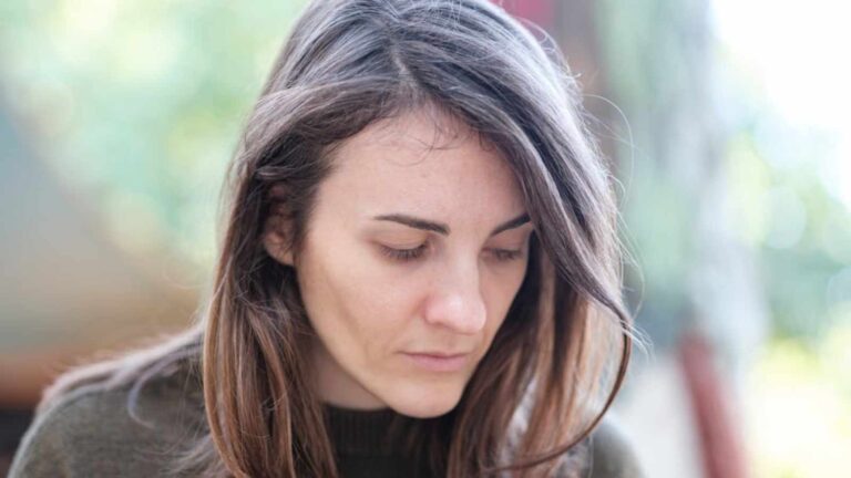 8 Clear Signs Commonly Seen in People Who Dislike Their Lives