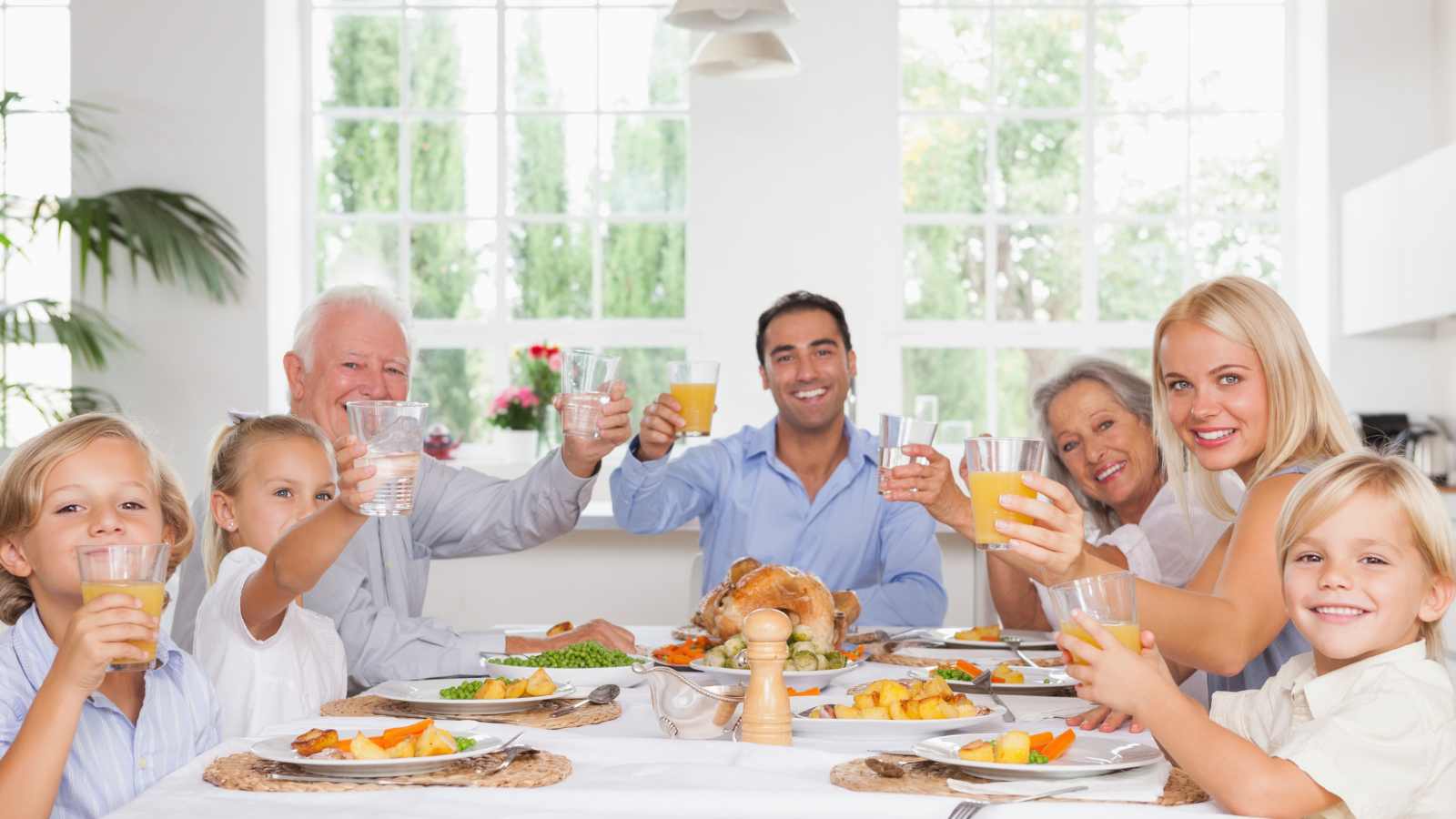 Formal dining rooms and a traditional layout