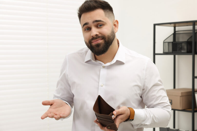 7 Subtle Indicators Someone May Be Struggling Financially, Despite Appearing Fine