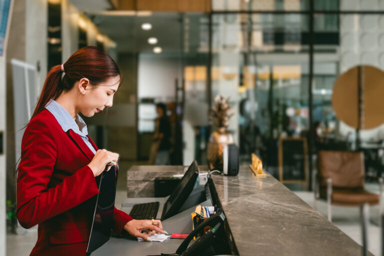 5 PEOPLE YOU NEVER HAVE TO TIP