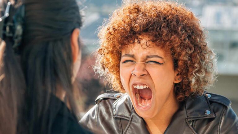 7 Warning Signs a Psychotherapist Says You Should Recognize to Identify a Narcissist