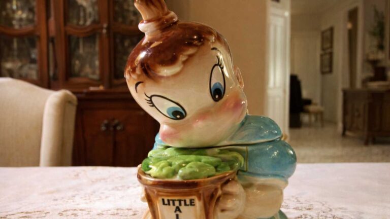 8 vintage cookie jars hiding in thrift stores that are worth a fortune