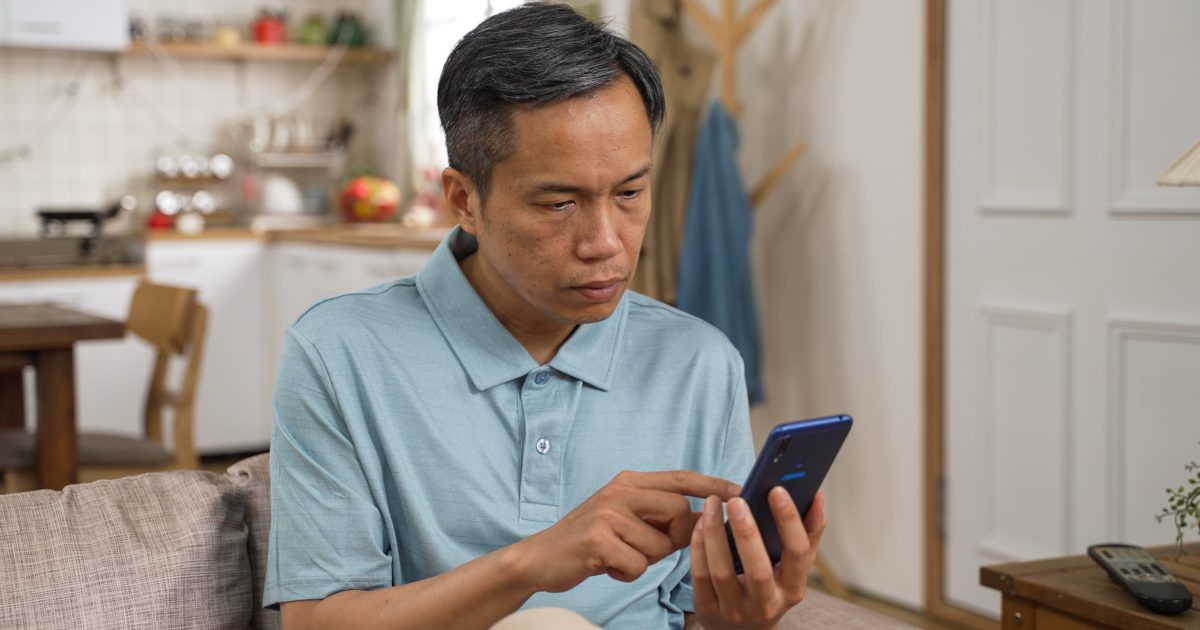 People Who Believe Fake News Online Often Use These 8 Phrases in Casual Conversation