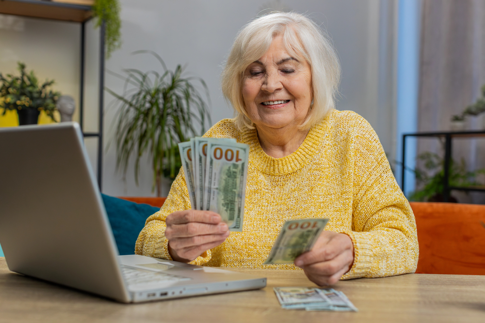 senior counting money