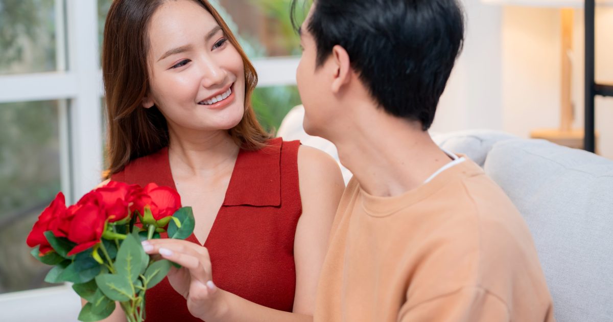 5 Little Things Men Do That Make Women Feel Deeply Attracted 