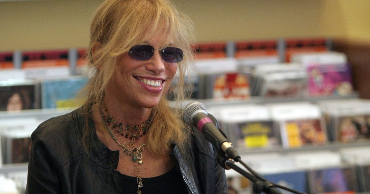 Behind the Melodies of Unspoken Grief: Carly Simon Unpacks the True Cost of Her High-Profile Divorce on Her Children in New Album ‘Comes in Waves’