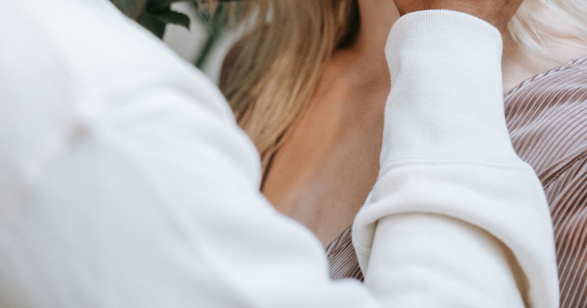 7 Tiny Habits Relationship Experts Say Quietly Keep Couples Close