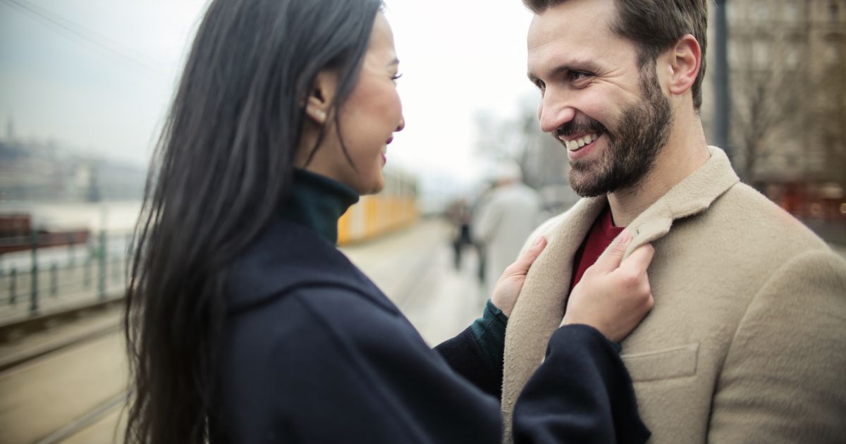 7 Tiny Daily Habits That Keep Couples Feeling Like Best Friends, According to Relationship Experts 