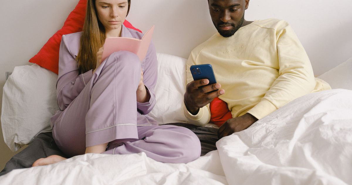 How to Know Your Man May Be Cheating Without Checking His Phone: 7 Signs You Should Pay Attention To