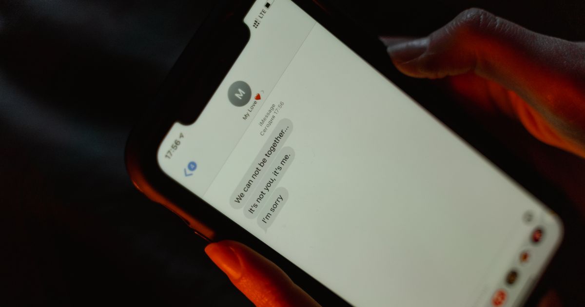 8 Texts You Should Never Send an Ex