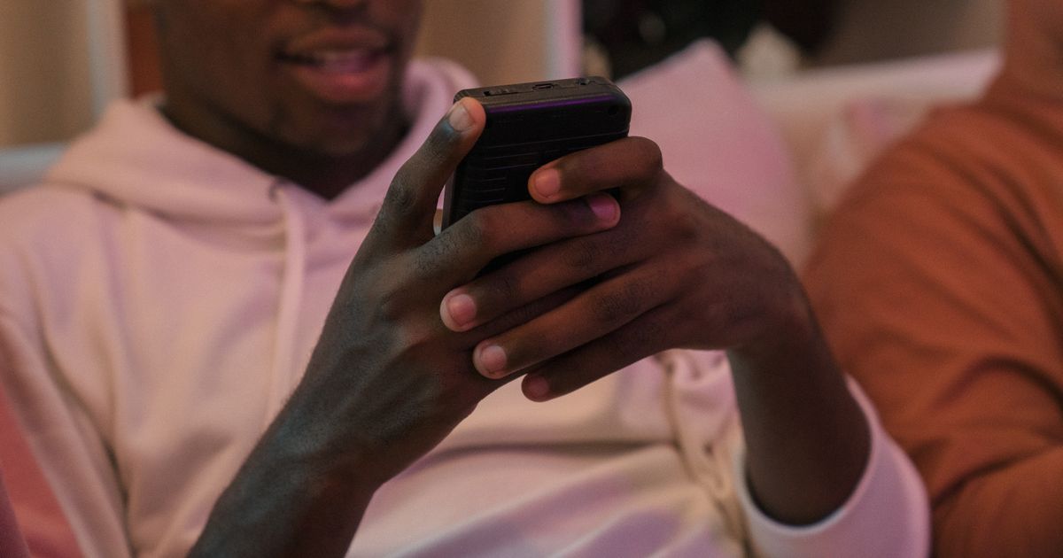 Why More People Are Building “No-Phone Hours” Into Their Evenings at Home 