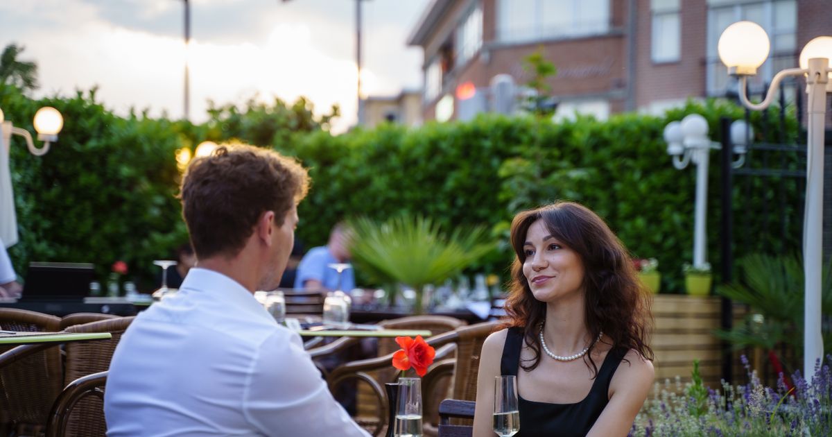 10 Reasons Modern Daters Keep Their Partners Off Social Media—and Why It Isn’t Always a Red Flag