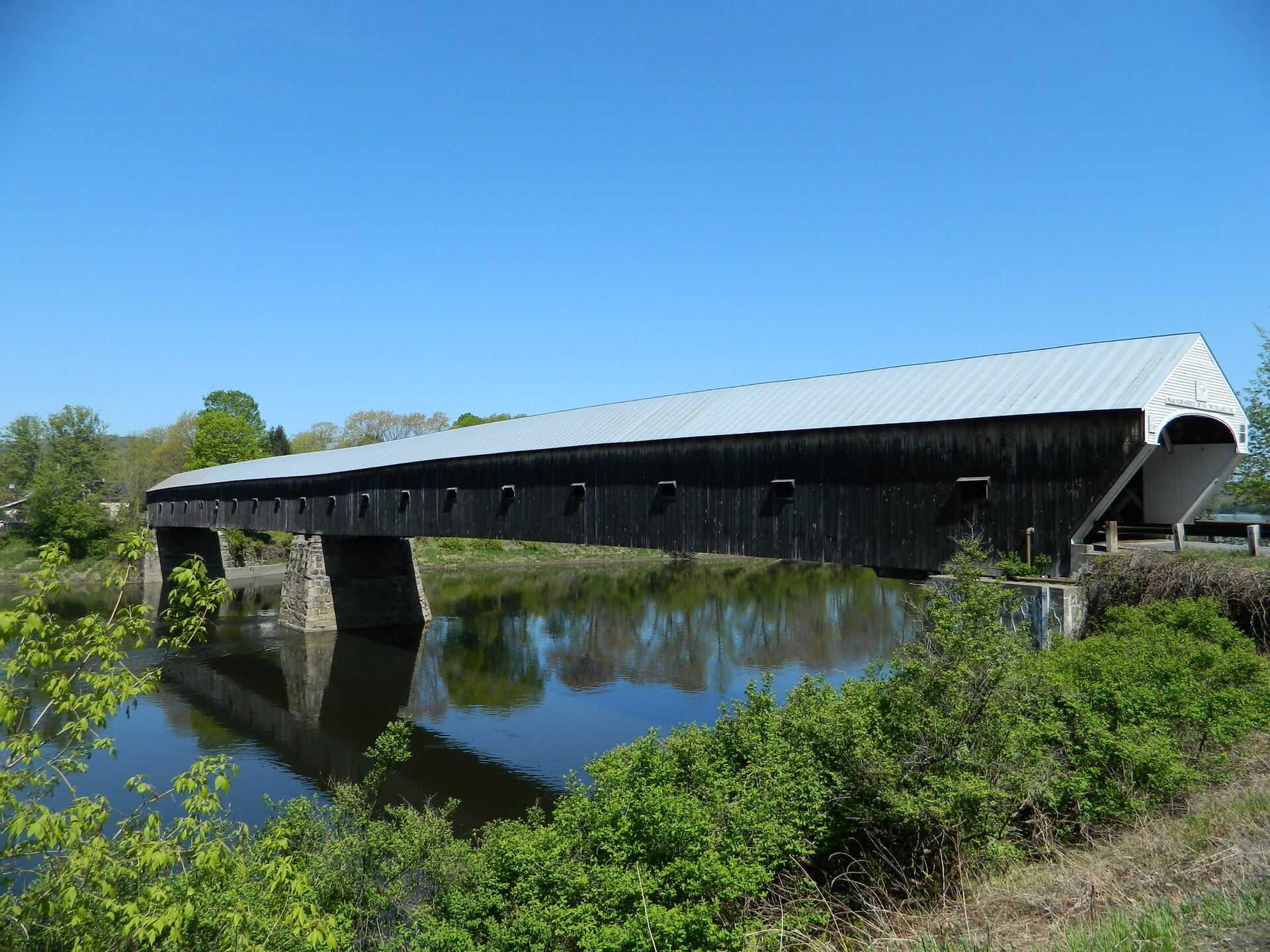 Long two-span Cornish-Windsor Covered Bridge over the Connecticut River — Image Credit: olekinderhook - CC BY 3.0/Wikimedia Commons